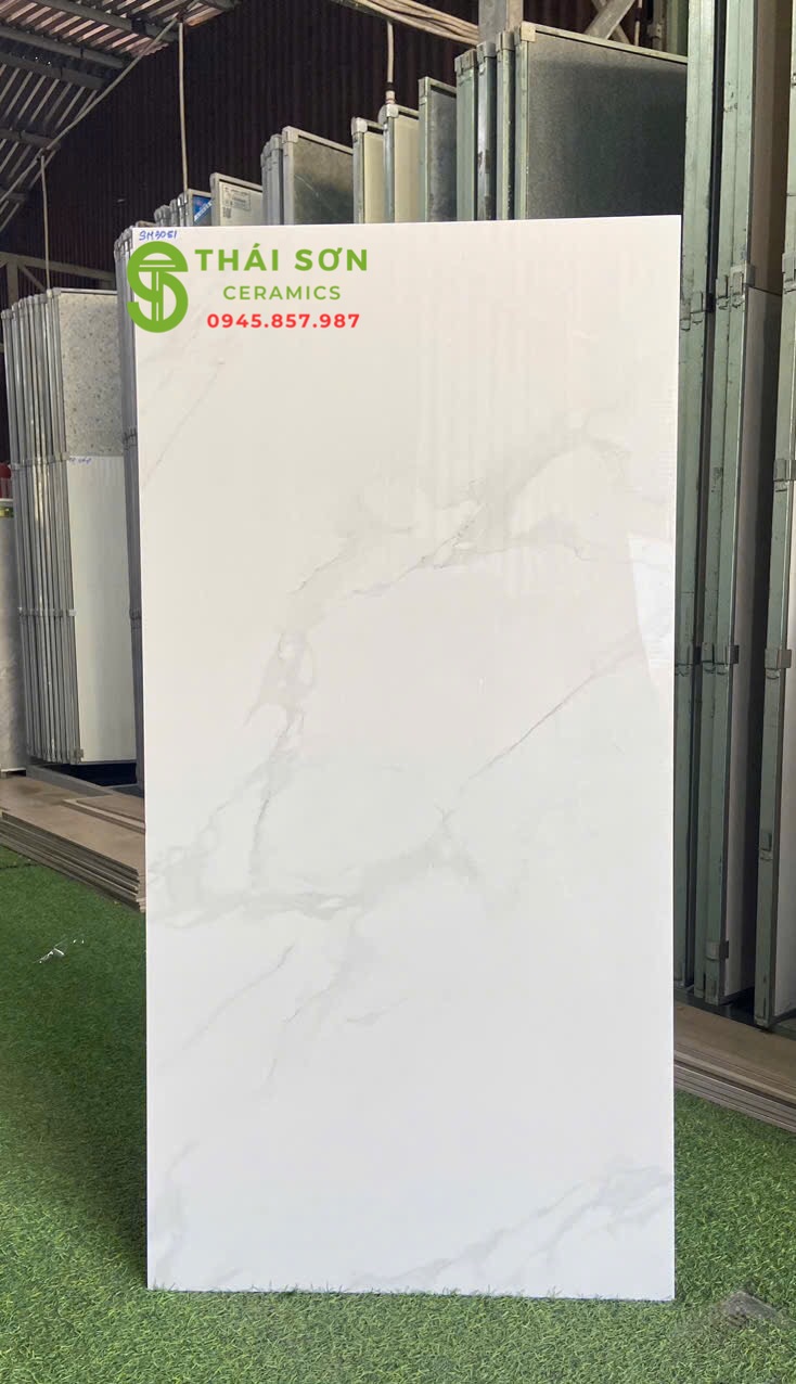 Gạch ốp tường phòng khách bóng kiếng 60x120 màu trắng vân
