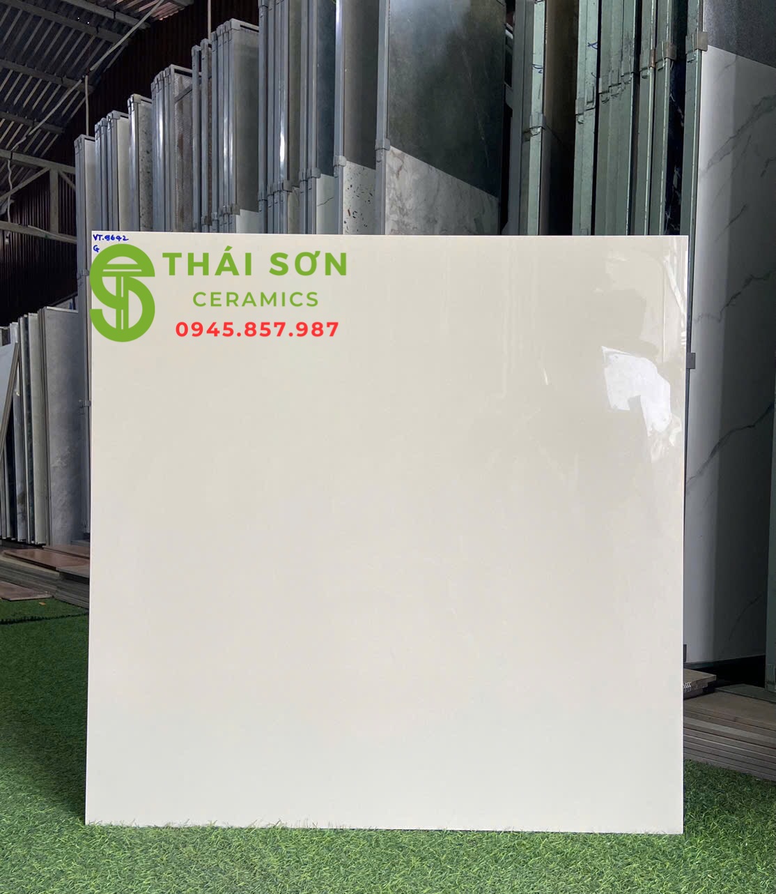 Gạch lát nền vitto 80x80 bóng kiếng màu kem vàng