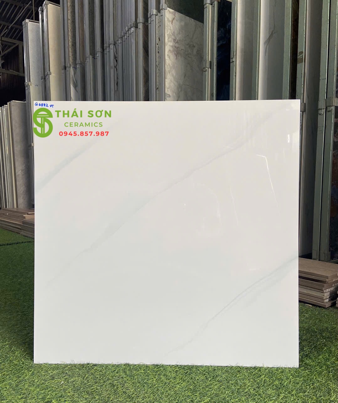 Gạch vitto bóng kiếng 60x60 lát nền văn phòng màu trắng vân