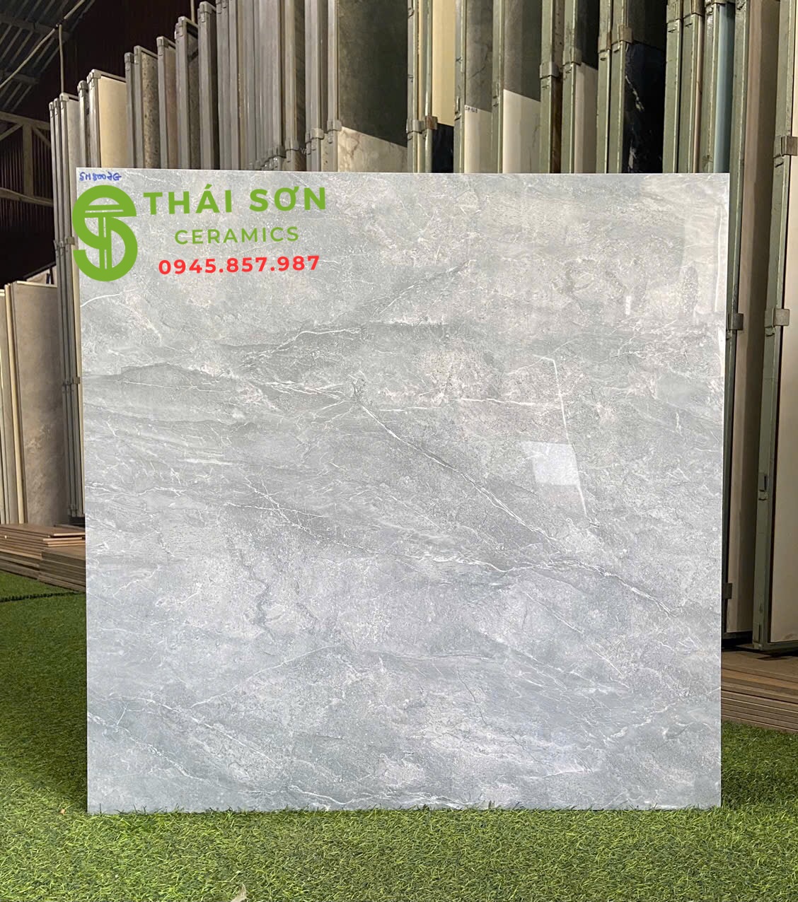 Gạch 80x80 phương nam màu nâu xám lát nền phòng khách
