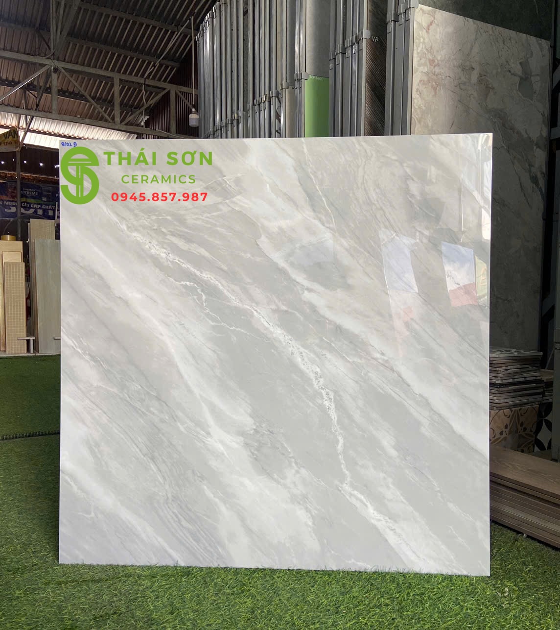 Gạch toko bóng kính 80x80 lát nền nhà phòng khách